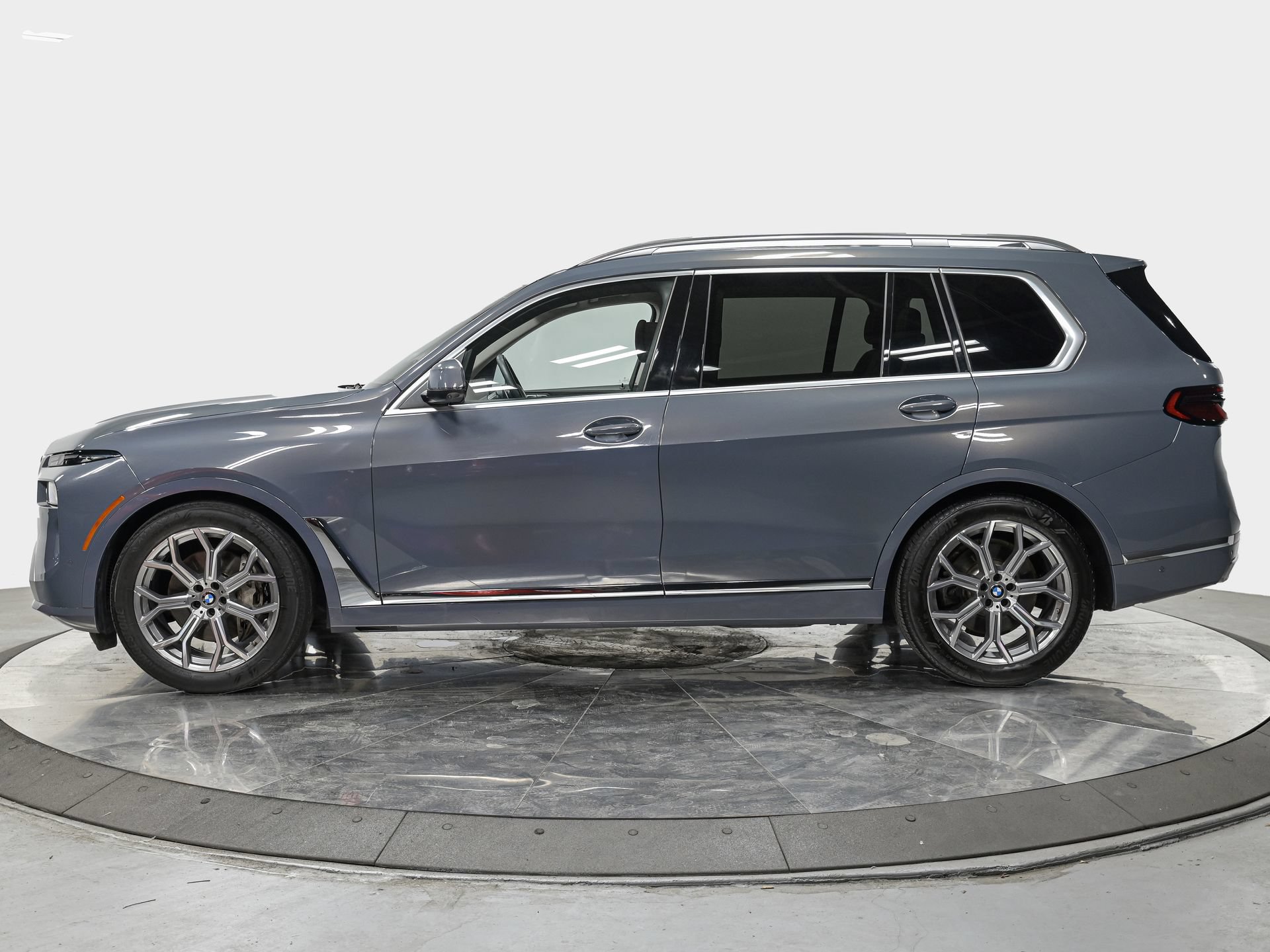 Used 2023 BMW X7 xDrive40i w/ Premium Package AWD/4WD image 2
