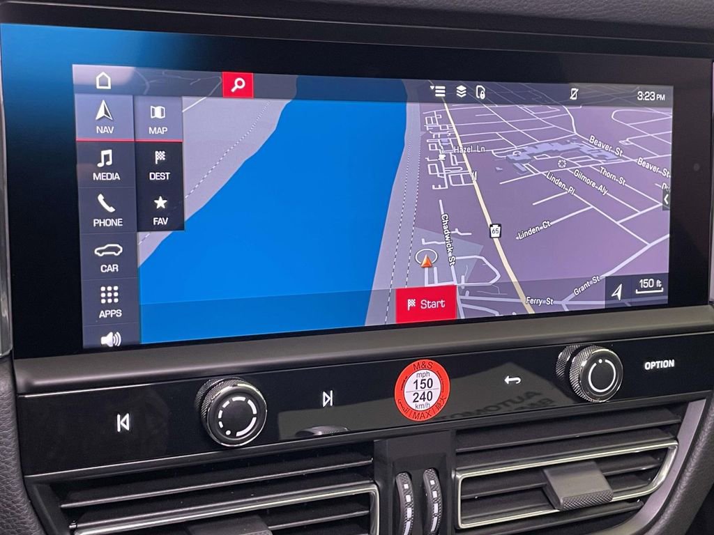 Certified 2025 Porsche Macan AWD/4WD image 30
