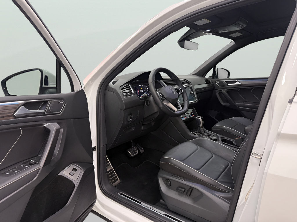 Used 2022 Volkswagen Tiguan SEL R-Line AWD/4WD image 10