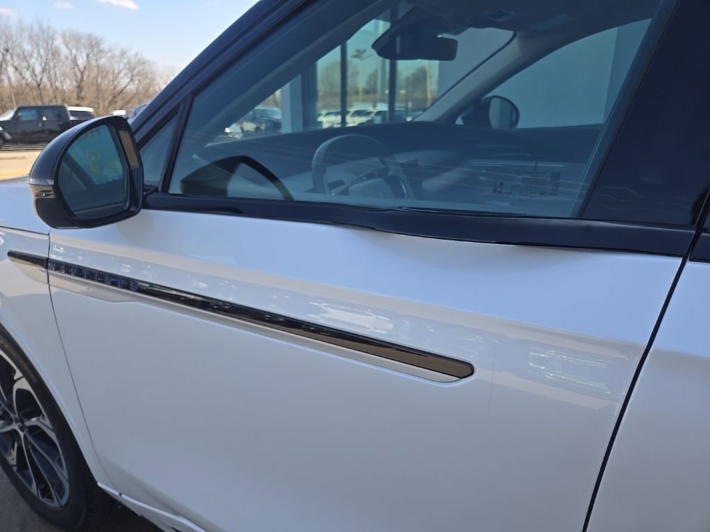 Used 2025 Lincoln Nautilus Reserve image 25