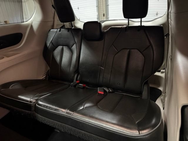 Used 2017 Chrysler Pacifica Limited FWD image 22