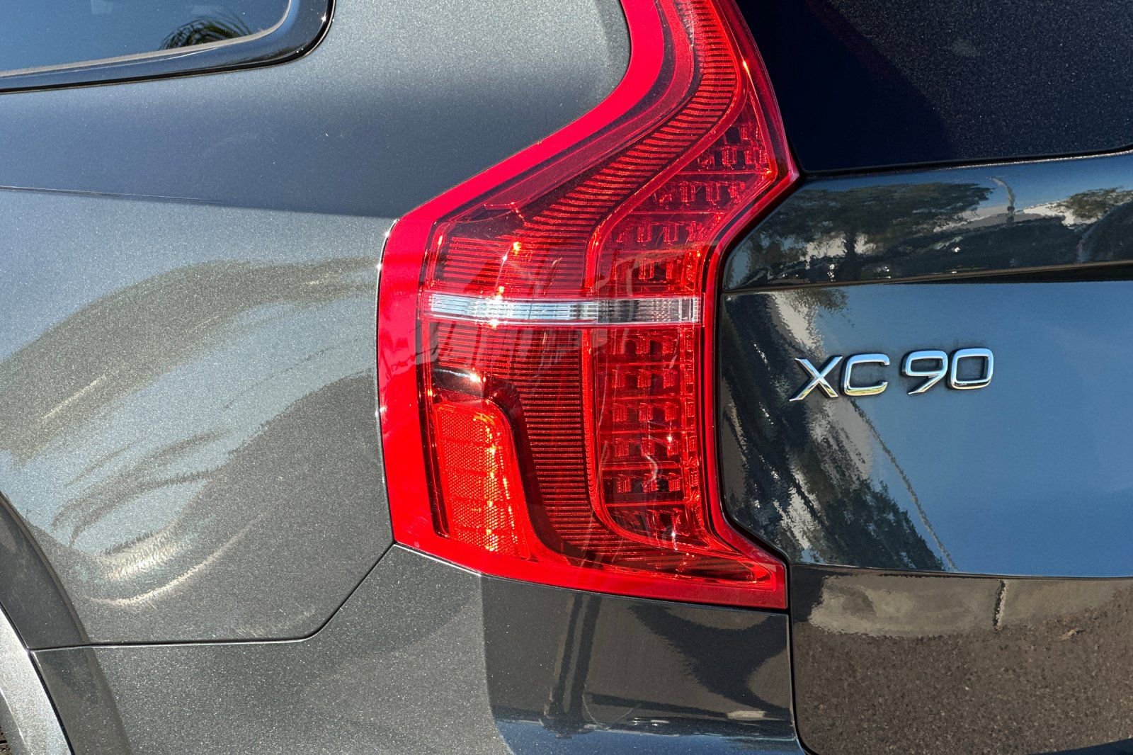 Used 2022 Volvo XC90 T8 R-Design w/ Advanced Package image 28