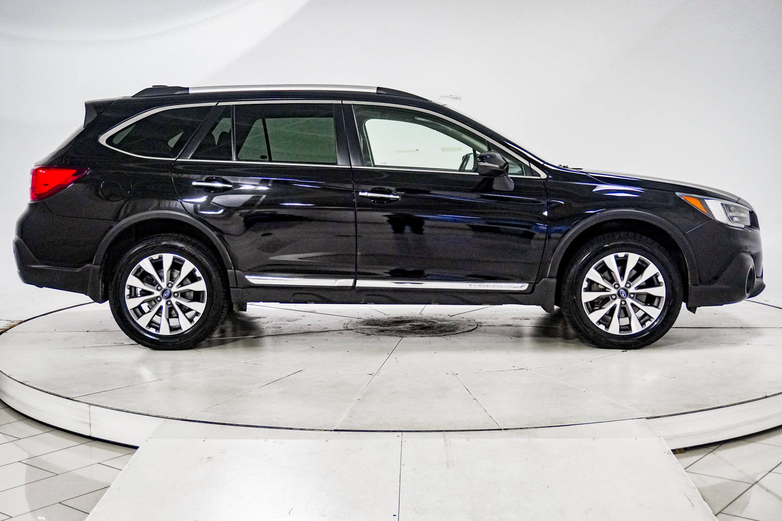 Used 2019 Subaru Outback 3.6R Touring w/ Popular Package #3A AWD/4WD image 12
