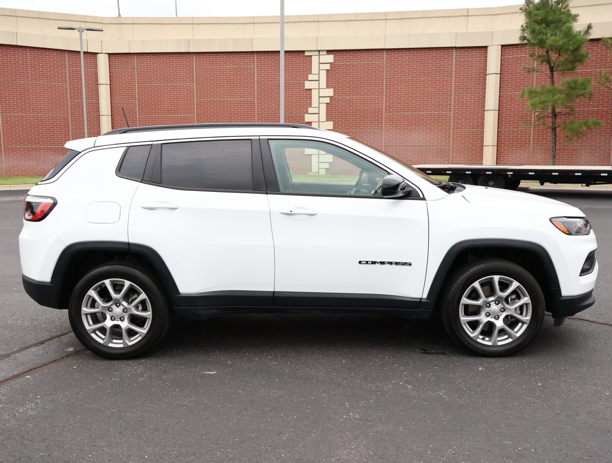 Used 2023 Jeep Compass Latitude AWD/4WD image 32