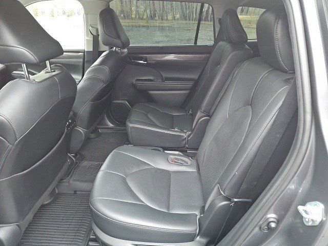 Used 2021 Toyota Highlander Limited image 19