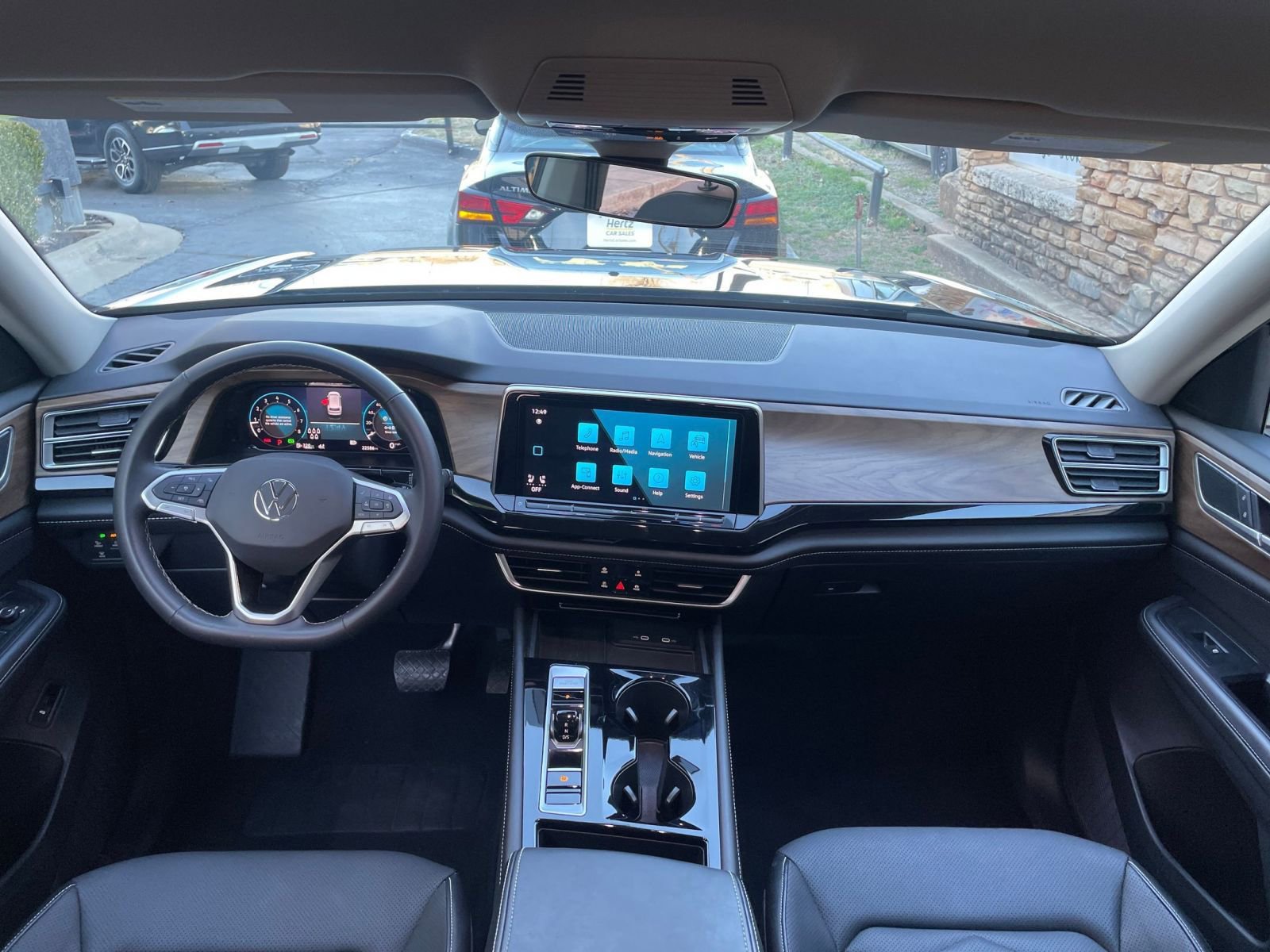 Used 2025 Volkswagen Atlas SE image 33