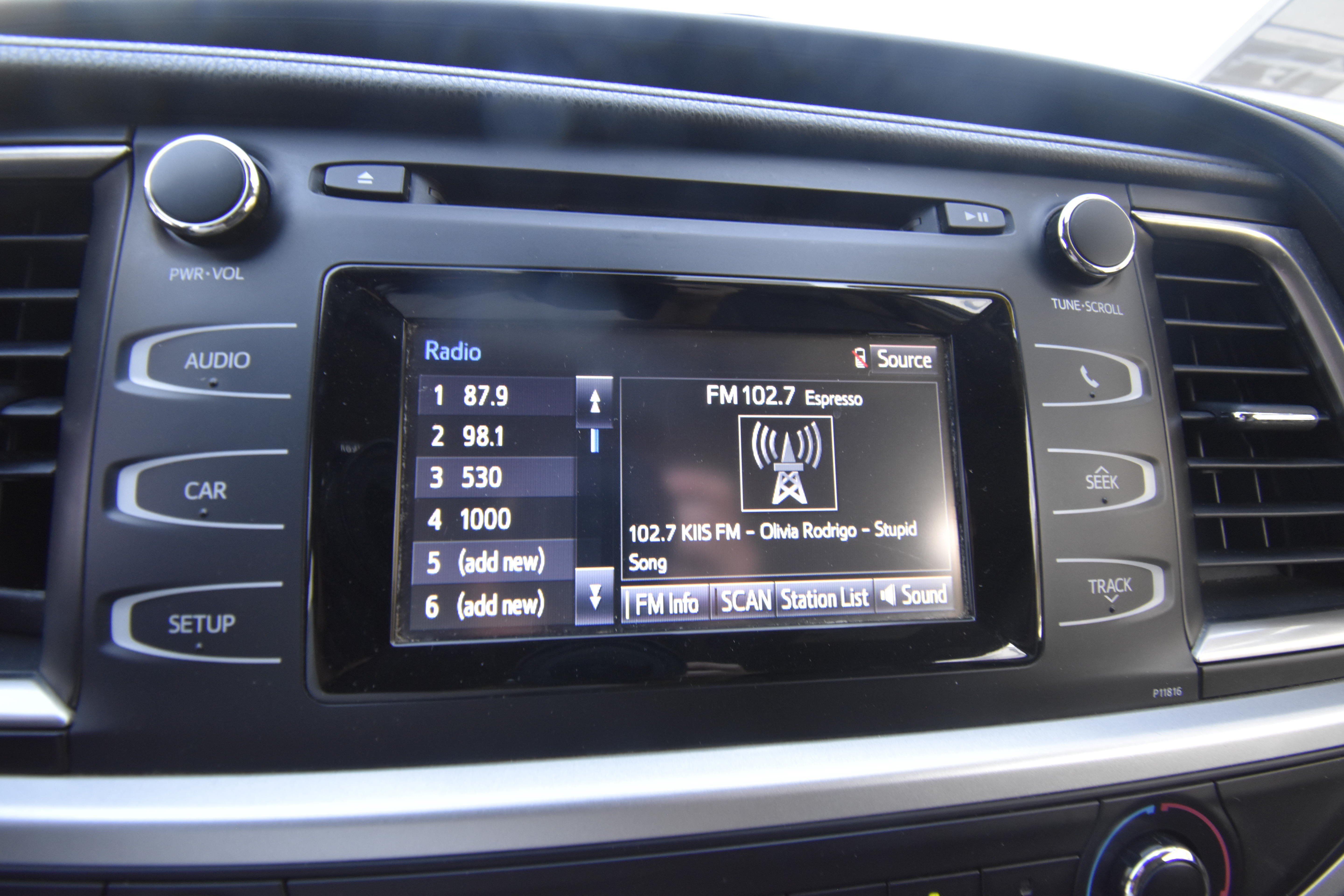Used 2019 Toyota Highlander LE FWD image 12