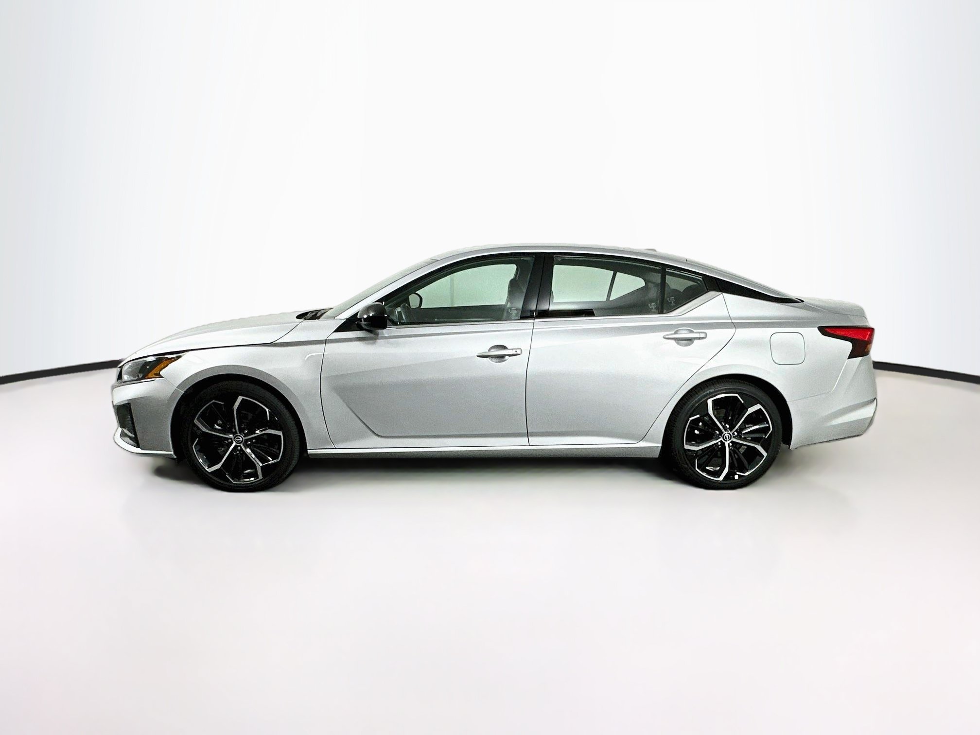 Used 2025 Nissan Altima 2.5 SR FWD image 4