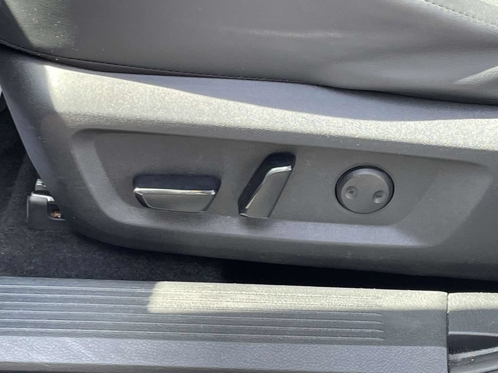 Used 2025 Nissan Rogue SV w/ SV Premium Package FWD image 27