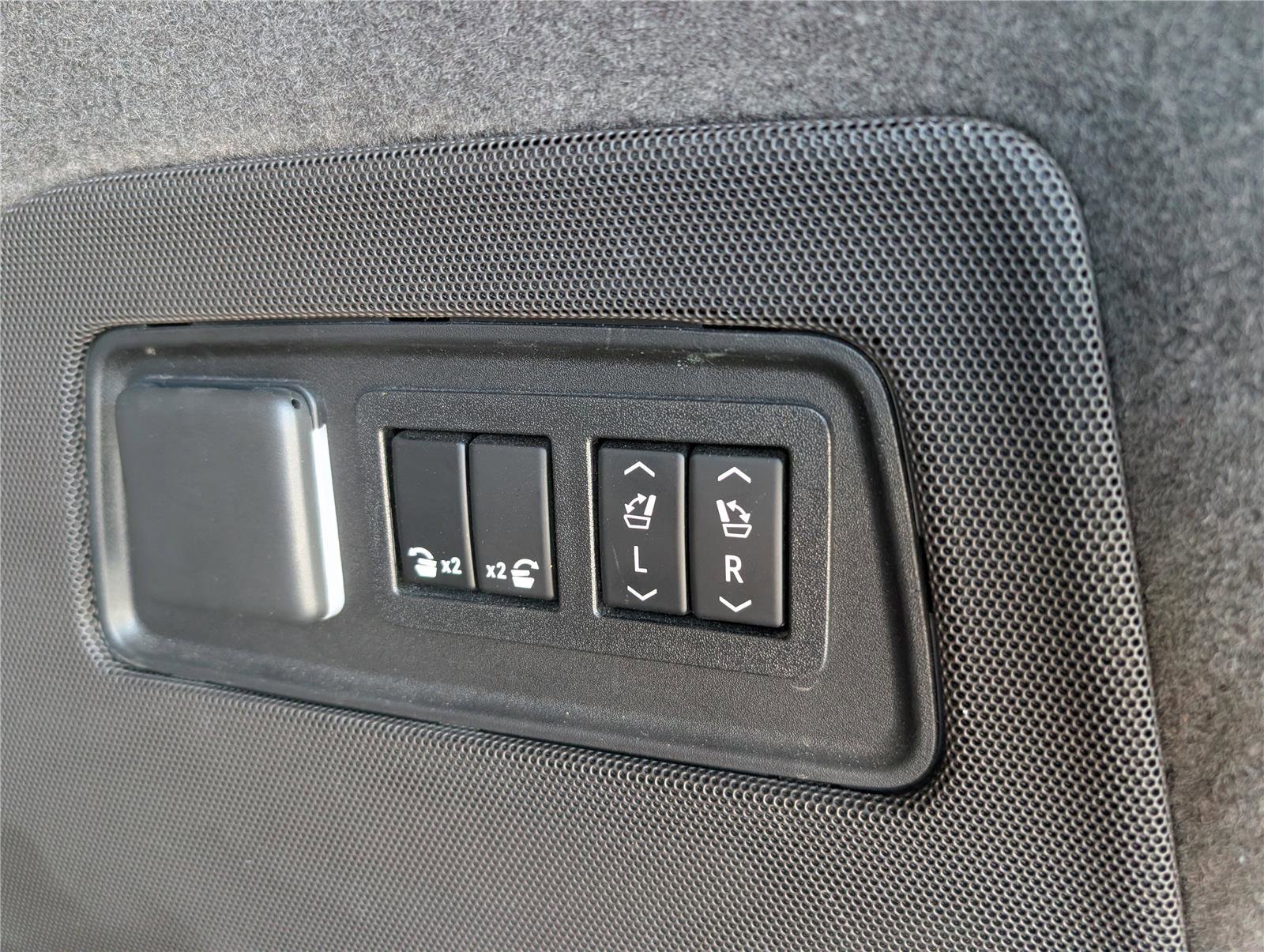 Used 2022 Cadillac Escalade Premium Luxury image 17