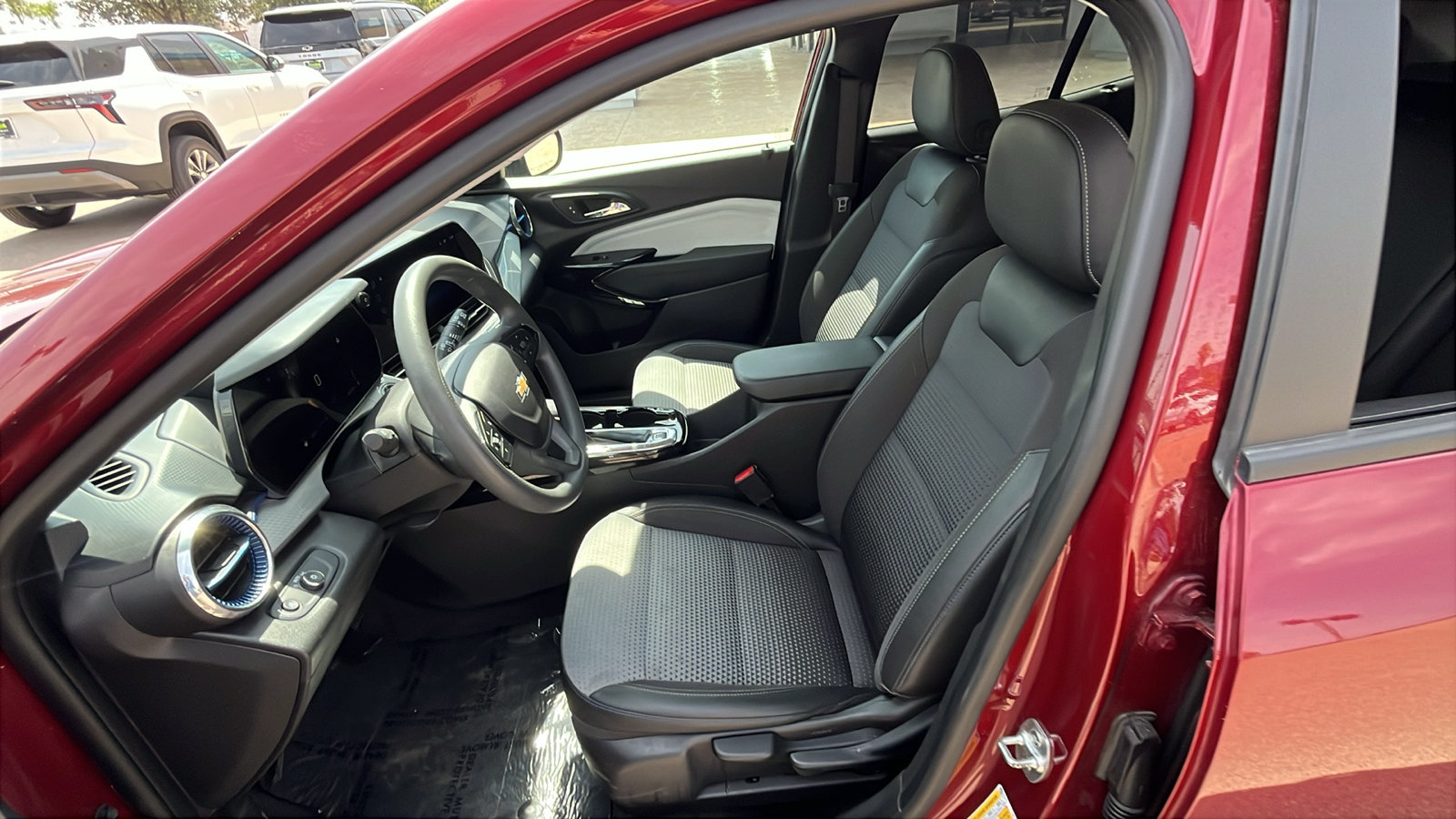 Used 2025 Chevrolet Trax LT FWD image 10