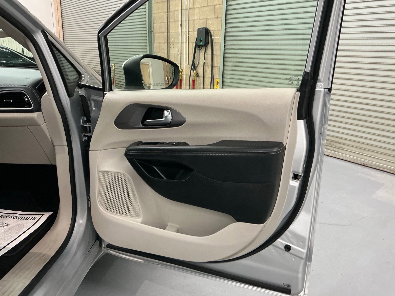 Used 2023 Chrysler Pacifica Touring-L image 13