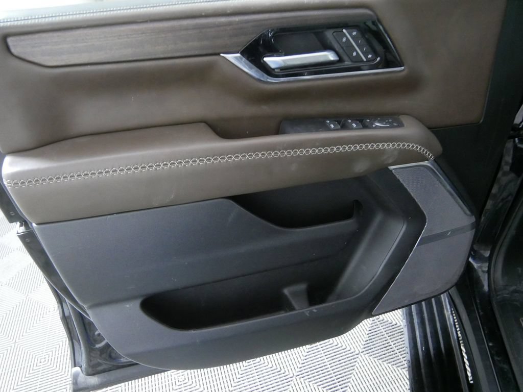 Used 2025 GMC Yukon Denali Ultimate AWD/4WD image 13