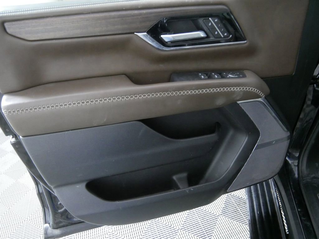 Used 2025 GMC Yukon Denali Ultimate AWD/4WD image 13