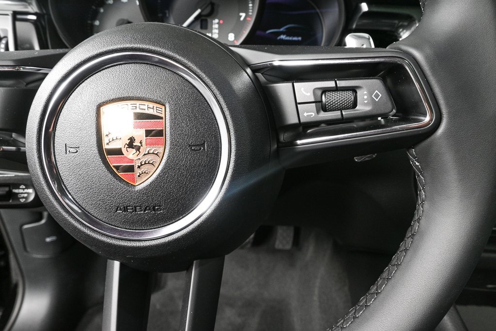 Certified 2025 Porsche Macan image 10