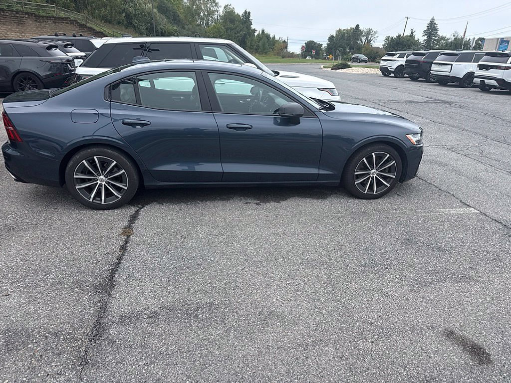Used 2022 Volvo S60 B5 Momentum w/ Premium Package FWD image 10