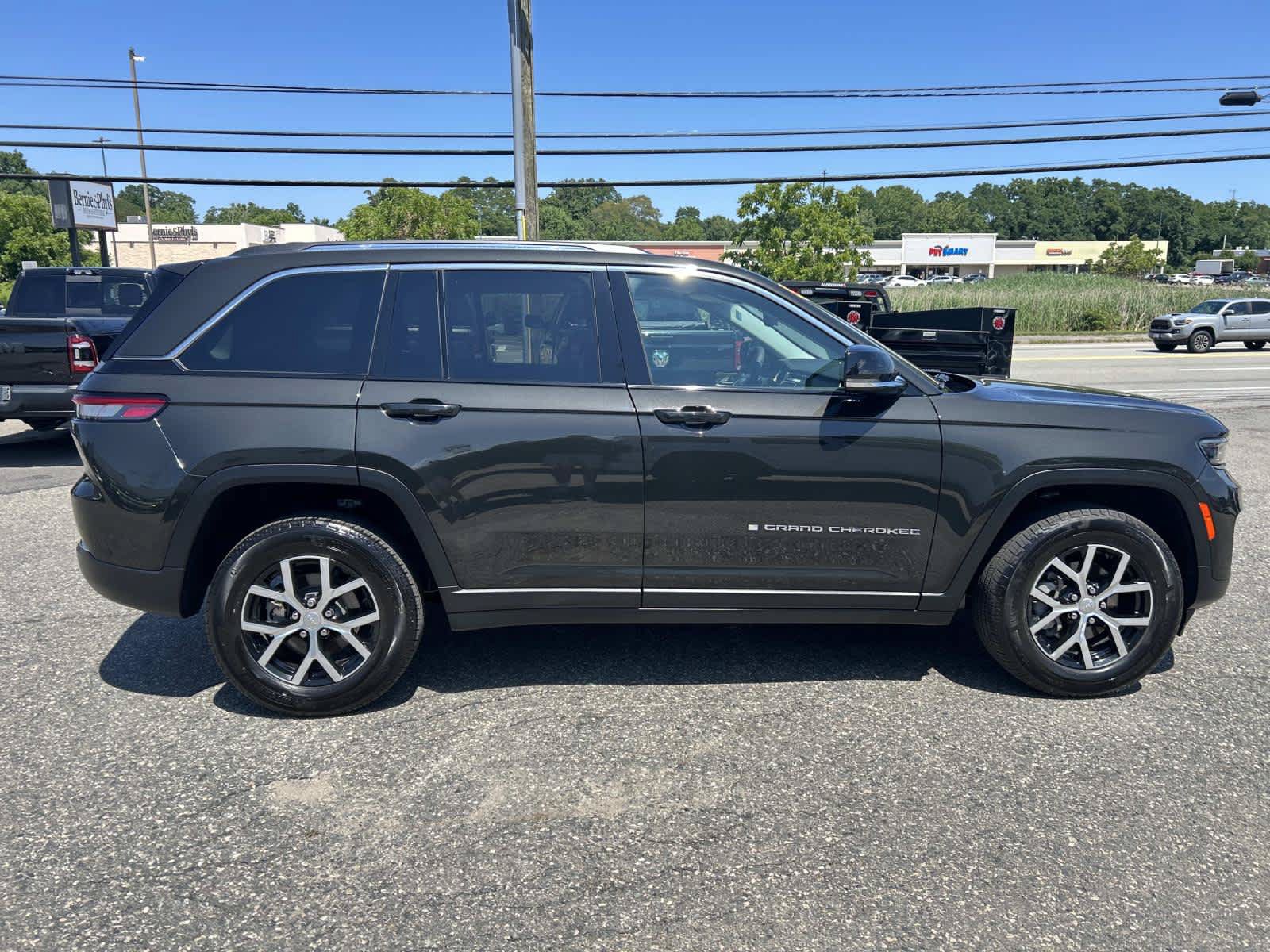 Certified 2024 Jeep Grand Cherokee Limited AWD/4WD image 2