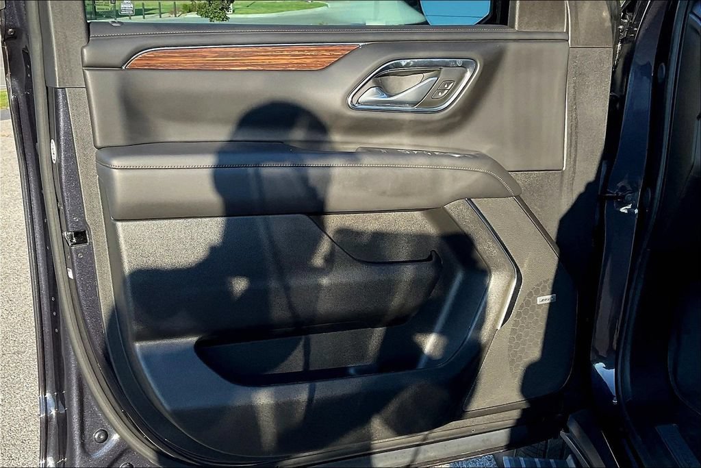 Used 2024 Chevrolet Suburban High Country RWD image 19
