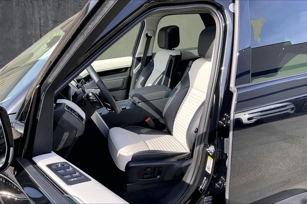 Certified 2025 Land Rover Discovery S image 21