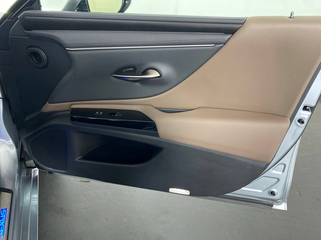 Used 2025 Lexus ES 300h w/ Accessory Package (Z1) FWD image 33