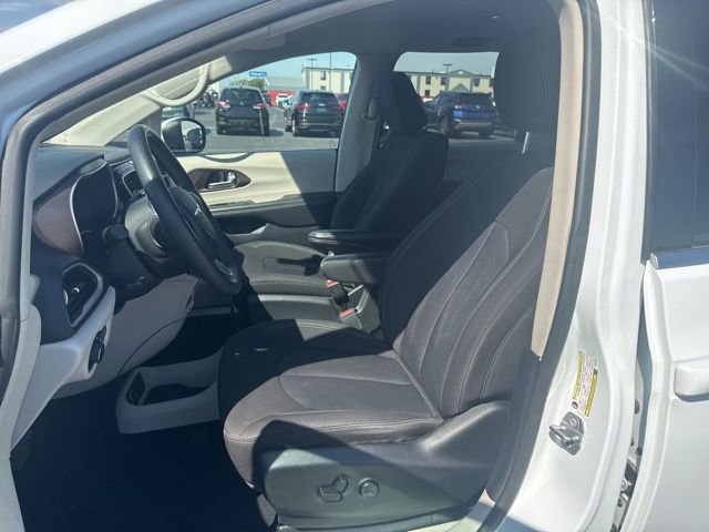 Used 2022 Chrysler Voyager LX FWD image 18