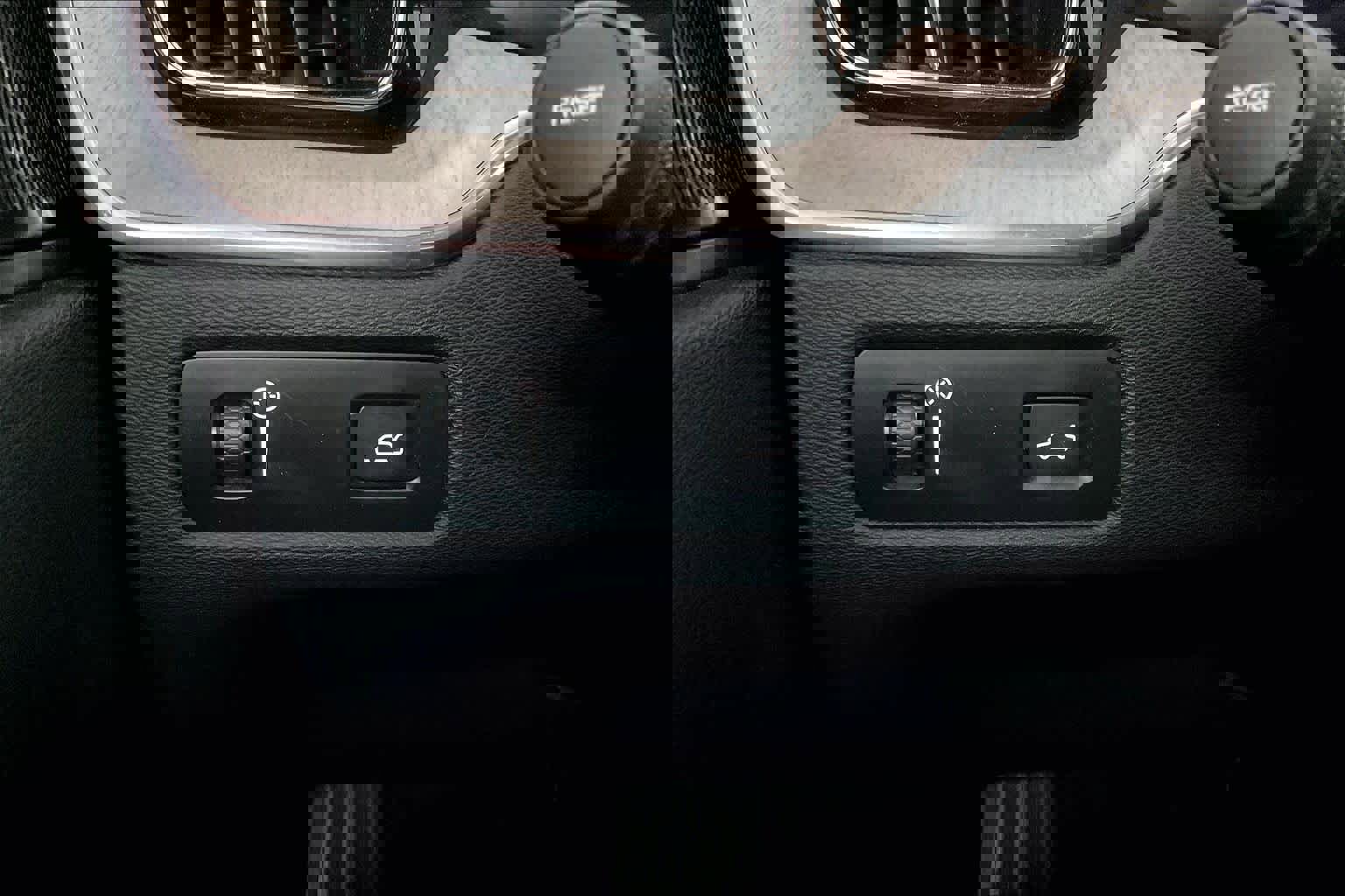 Used 2022 Volvo XC60 B5 Inscription w/ Advanced Package image 35