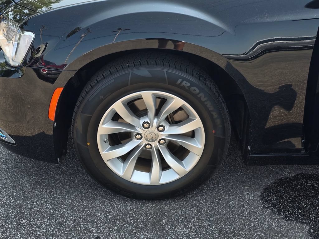 Used 2023 Chrysler 300 Touring RWD image 27