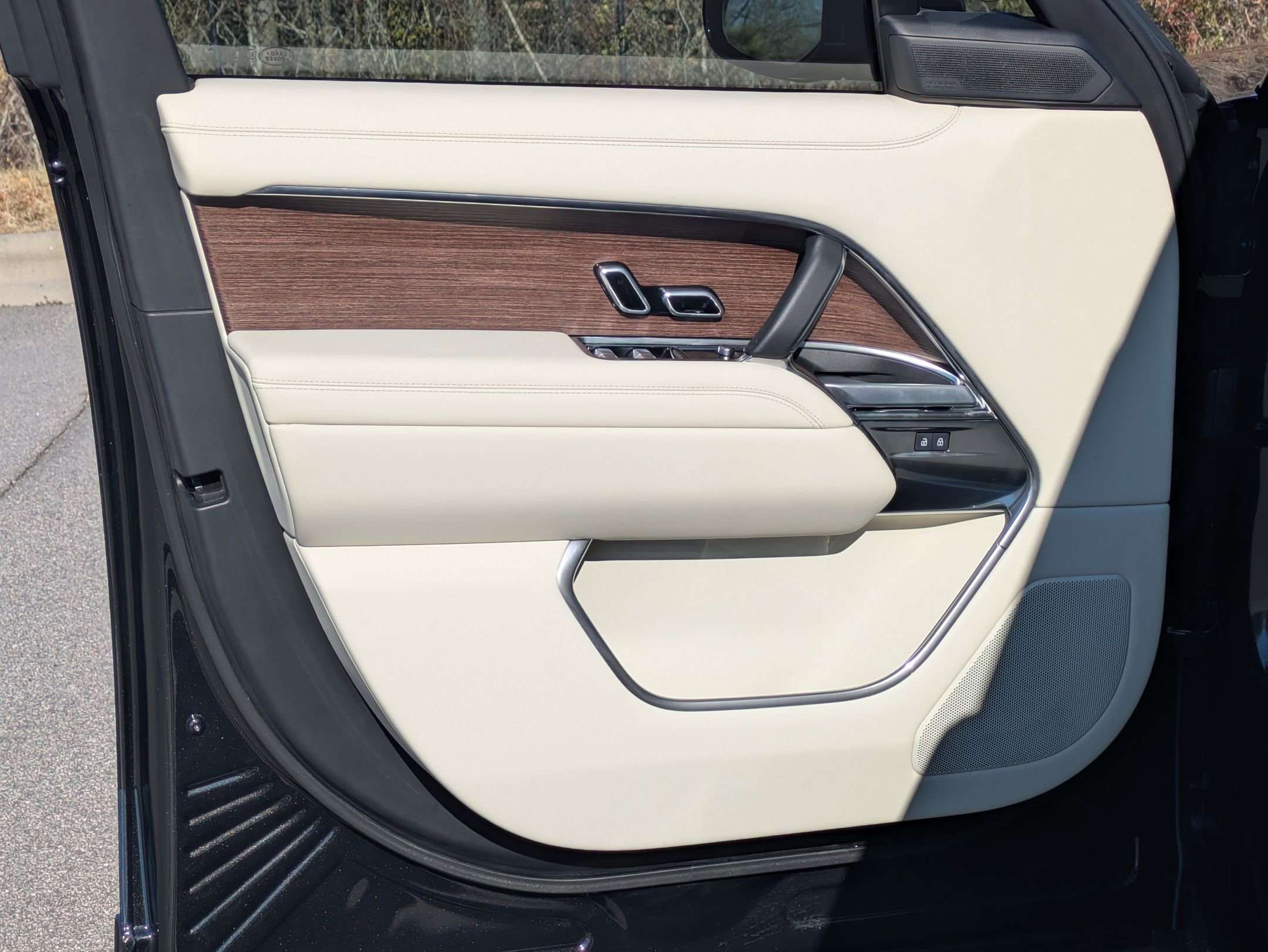 Certified 2025 Land Rover Range Rover SE image 20