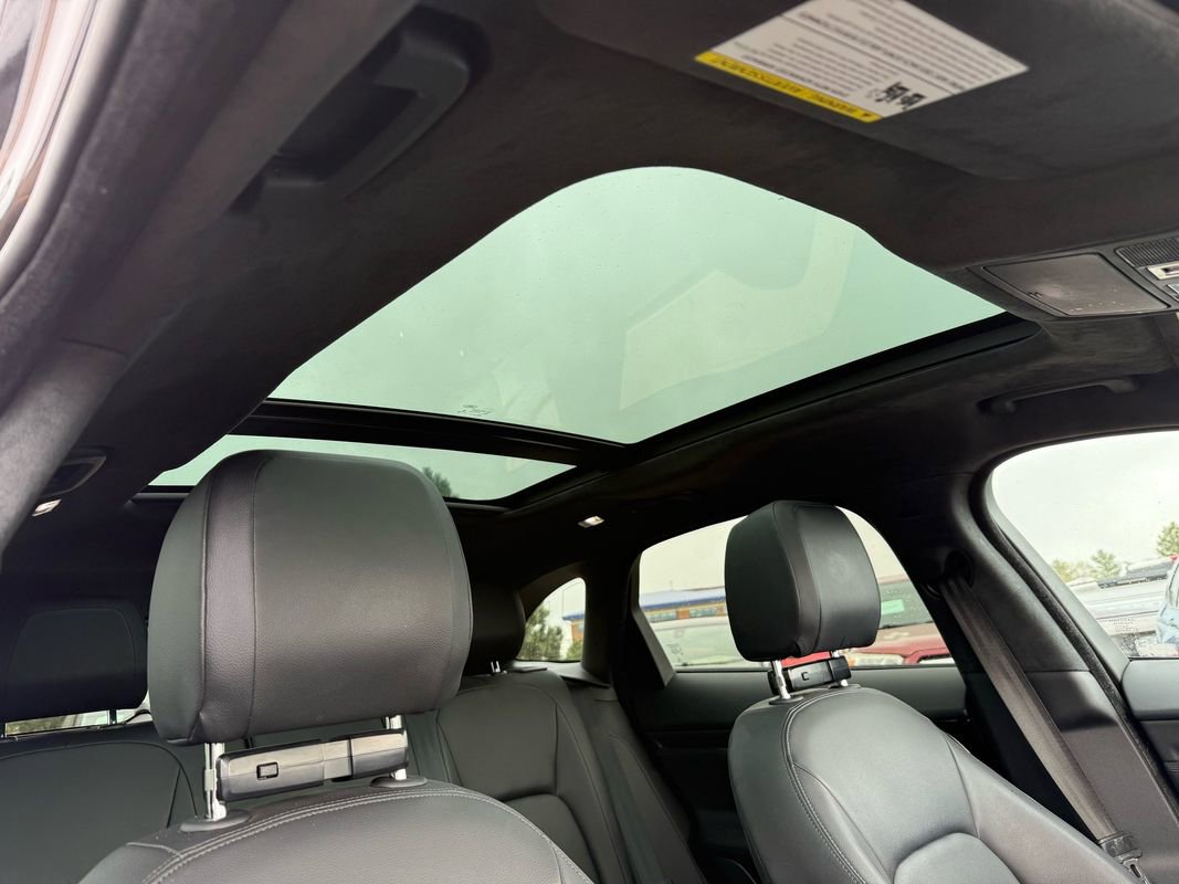 Used 2019 Jaguar F-PACE Premium image 31