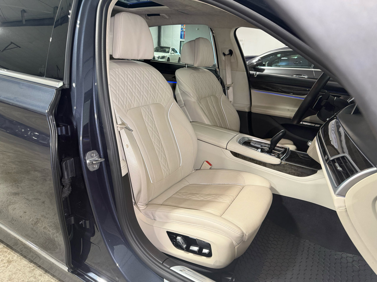 Used 2018 BMW 750i xDrive image 30