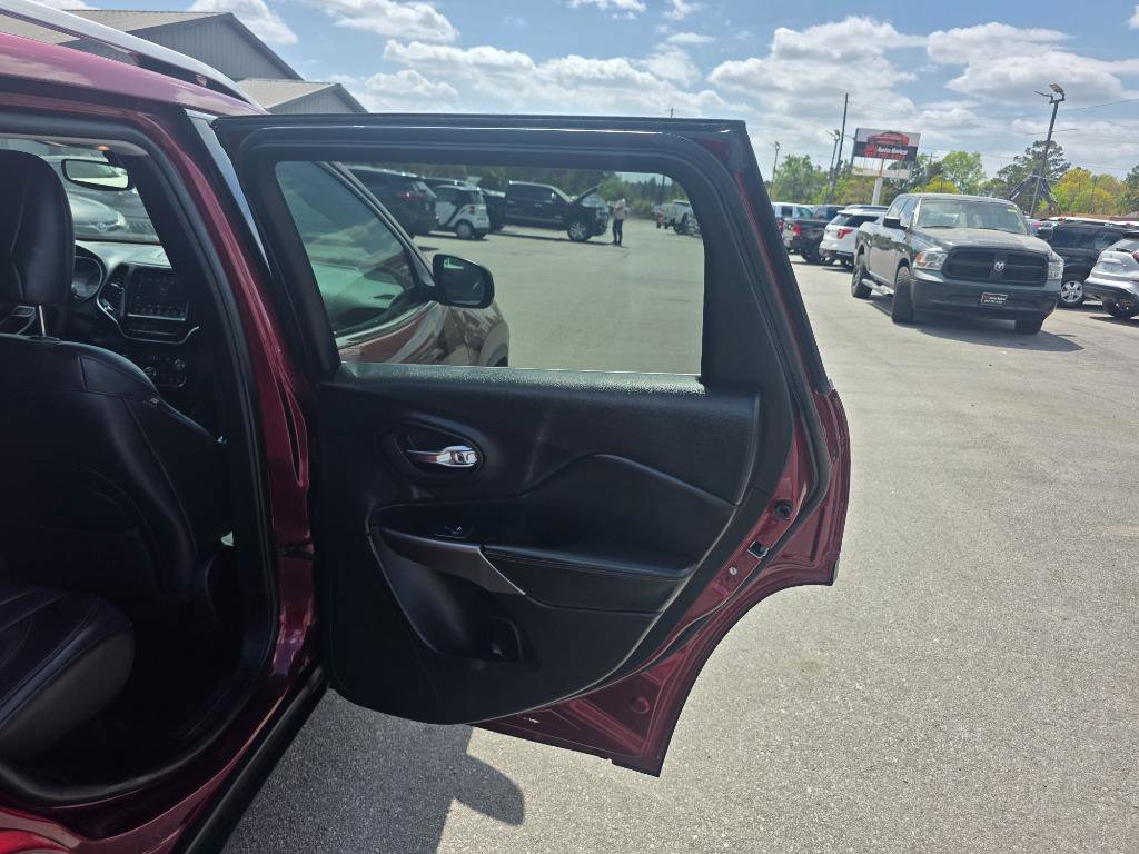 Used 2019 Jeep Cherokee Limited image 12