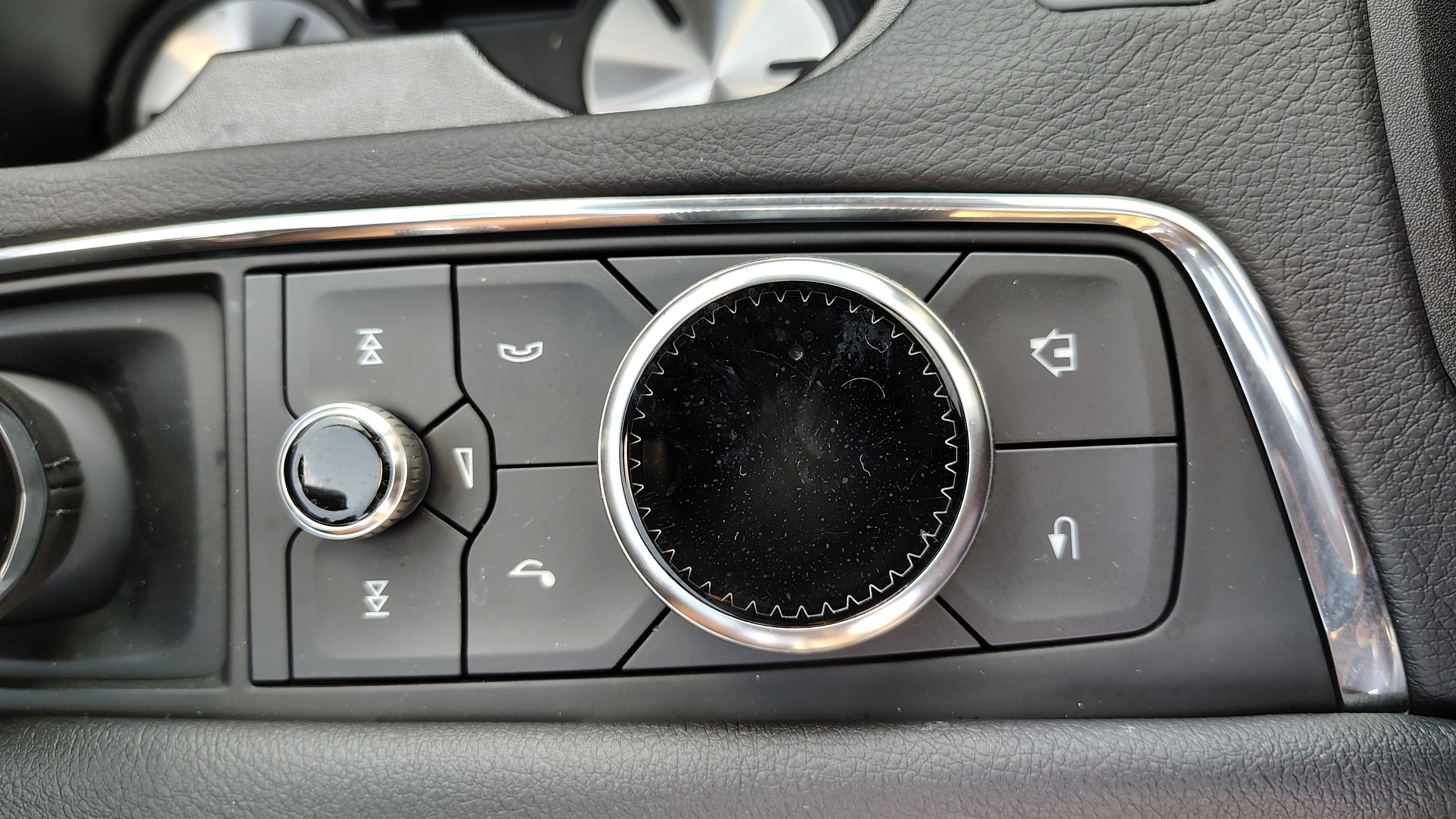 New 2025 Cadillac XT6 Luxury w/ LPO, Premium Carpet Package image 29