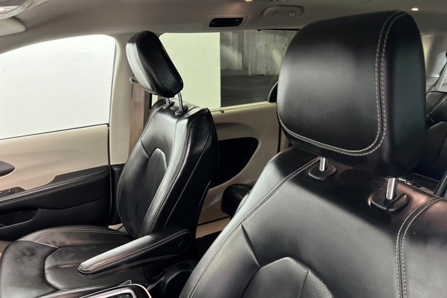 Used 2023 Chrysler Pacifica Touring-L FWD image 16