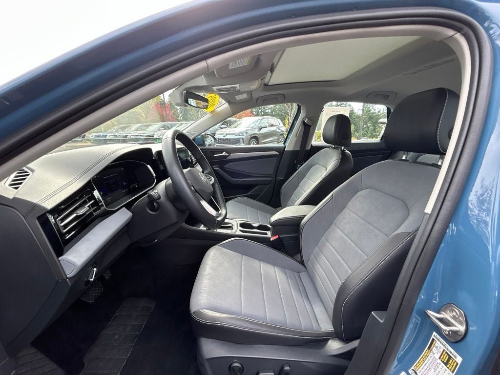 Used 2025 Volkswagen Jetta SE FWD image 14