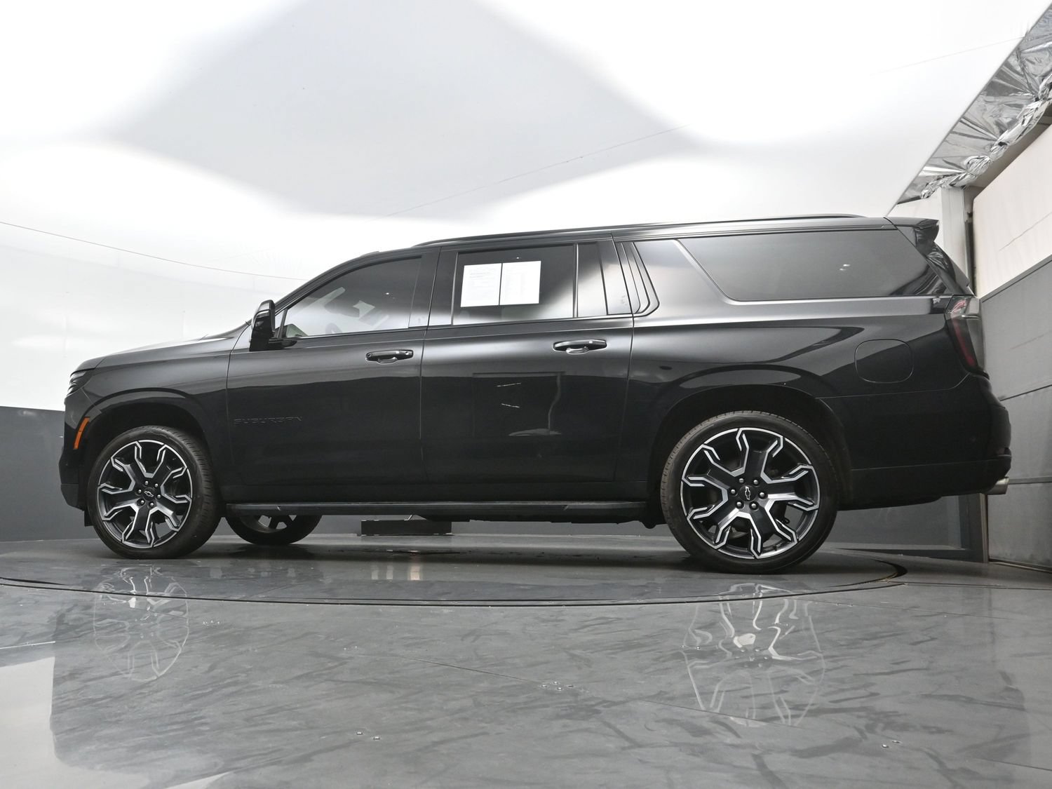 Used 2025 Chevrolet Suburban RST w/ RST Capability Package AWD/4WD image 34
