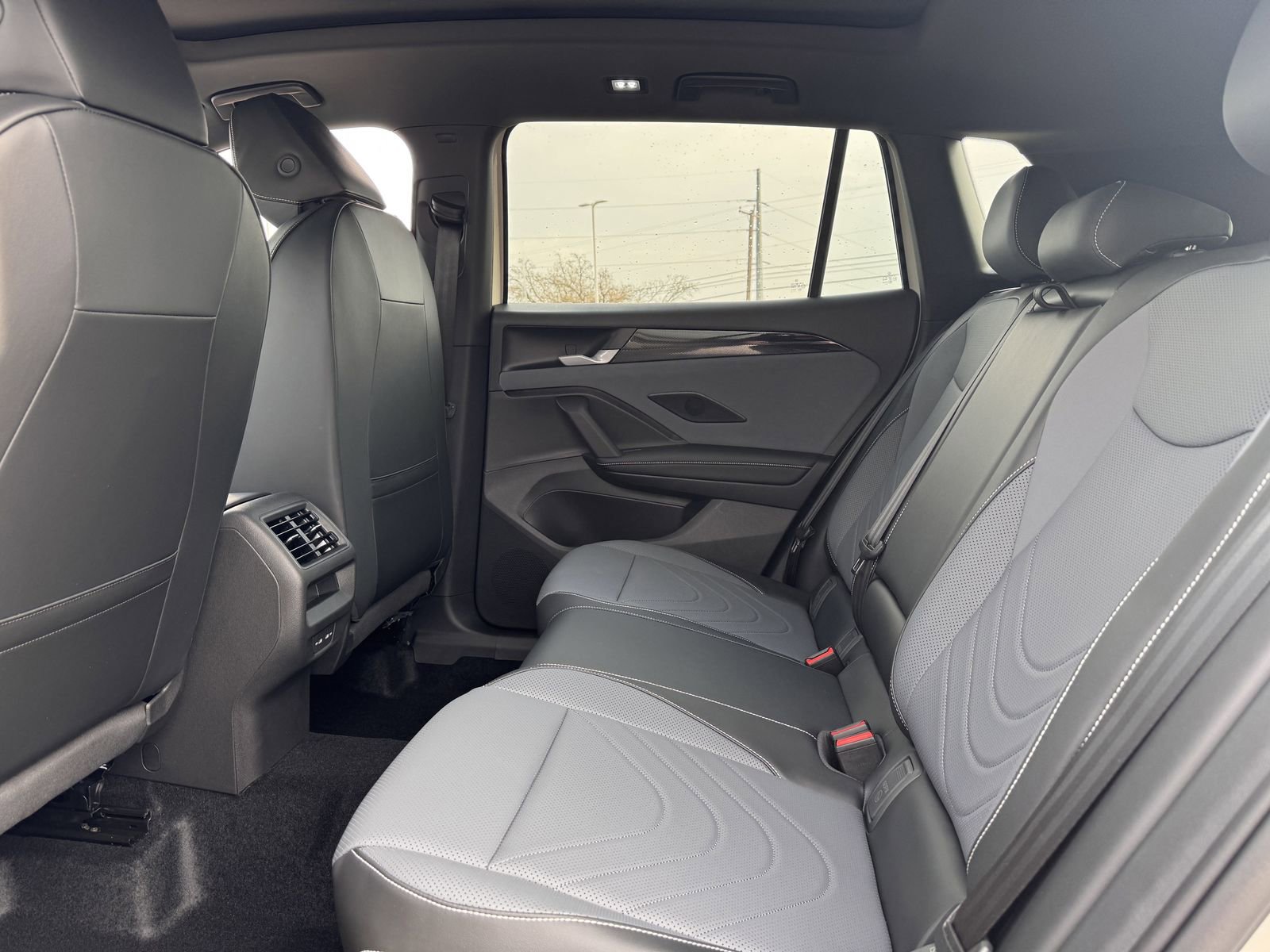 New 2026 Volkswagen Tiguan SE R-Line image 25