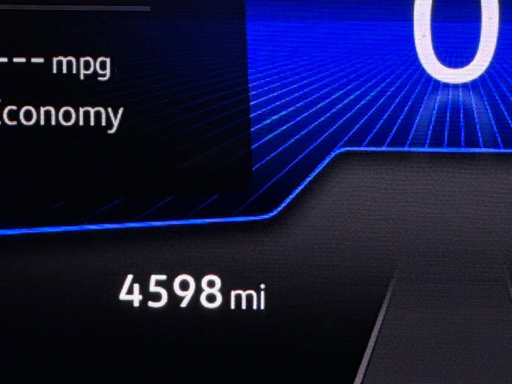 Used 2025 Volkswagen Taos SE w/ Panoramic Sunroof Package AWD/4WD image 15