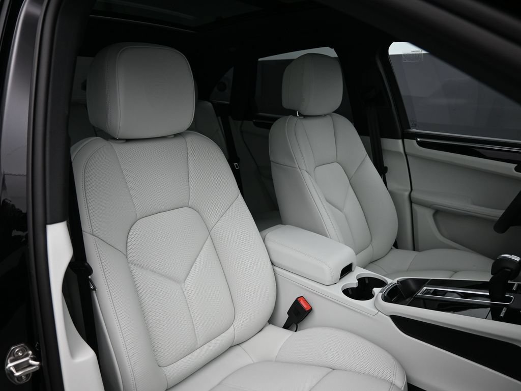 Certified 2026 Porsche Macan AWD/4WD image 28