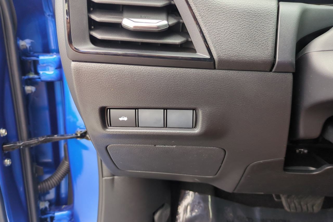 New 2026 Nissan Sentra SR w/ Floor Mat Package FWD image 17