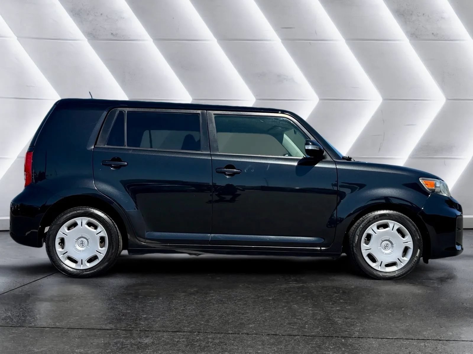 Used 2014 Scion xB FWD image 4