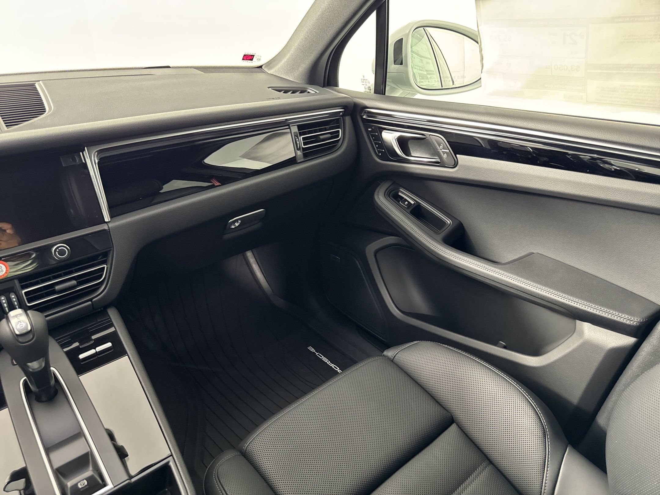 Used 2025 Porsche Macan image 27