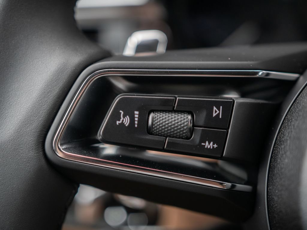 Certified 2025 Porsche Macan image 44