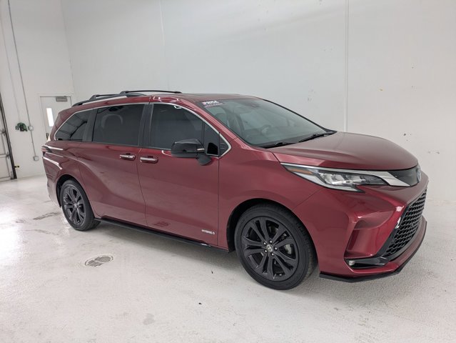 Used 2021 Toyota Sienna XSE w/ XSE Plus Package image 3