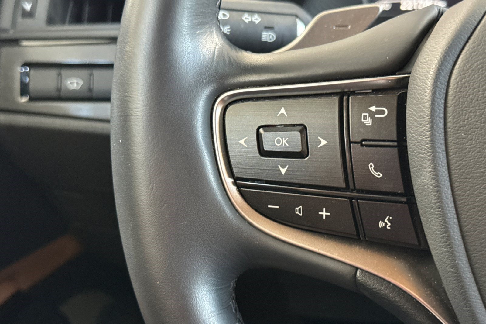 Certified 2025 Lexus ES 300h w/ Premium Package FWD image 29