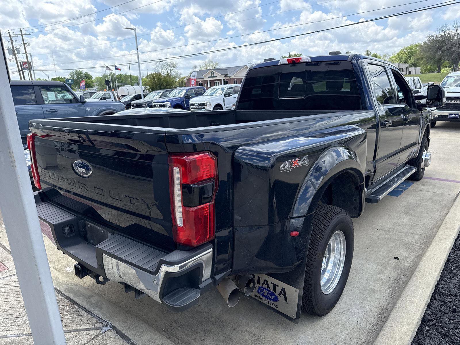 Used 2023 Ford F350 Lariat image 6