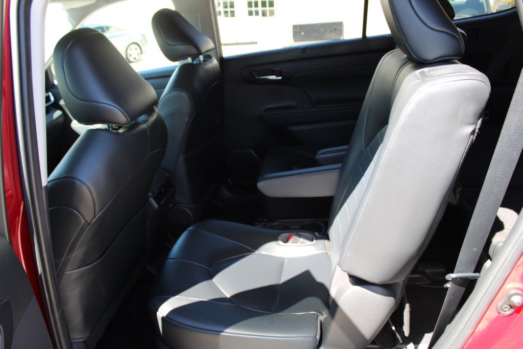 Used 2023 Toyota Highlander XLE FWD image 17