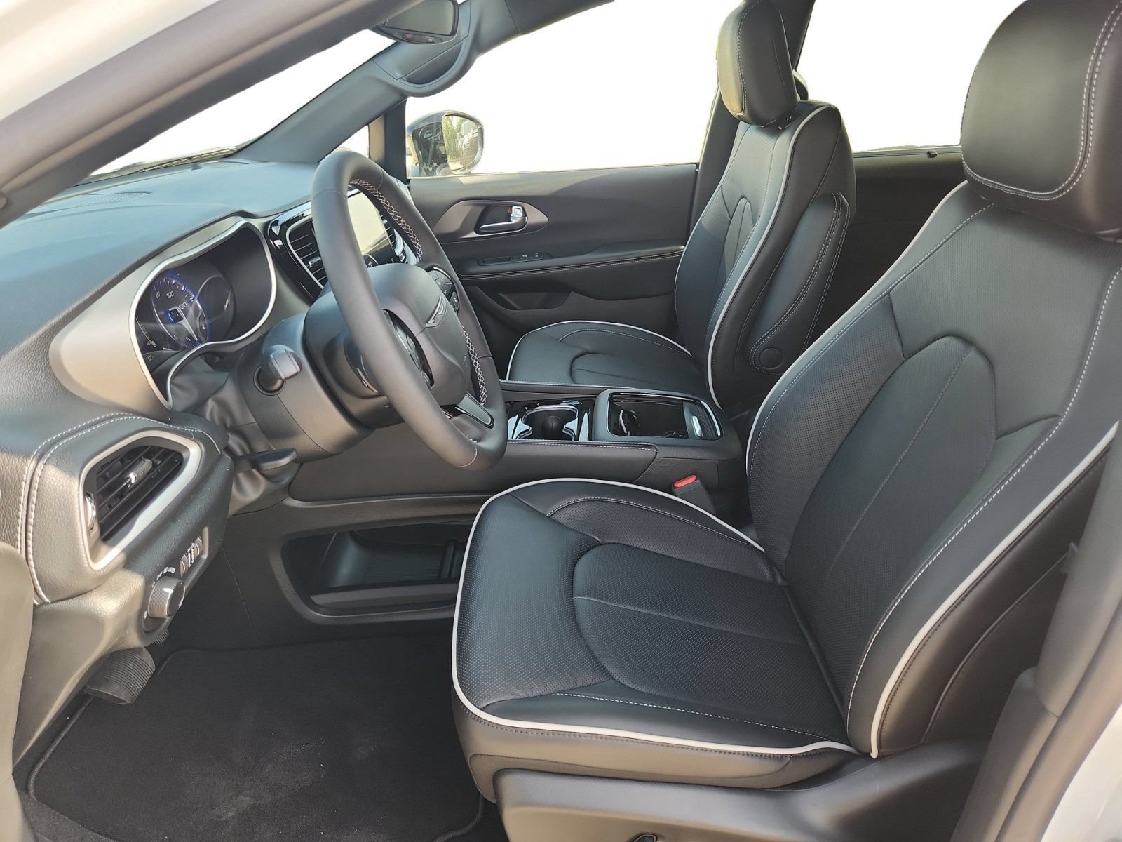 New 2027 Chrysler Pacifica Limited FWD image 12