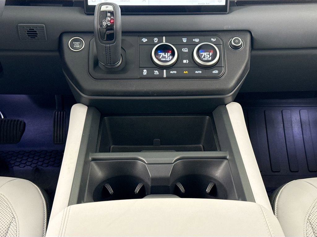 Used 2025 Land Rover Defender 110 X-Dynamic SE image 12