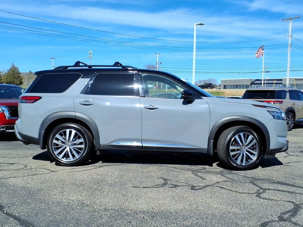 Used 2022 Nissan Pathfinder Platinum AWD/4WD image 2