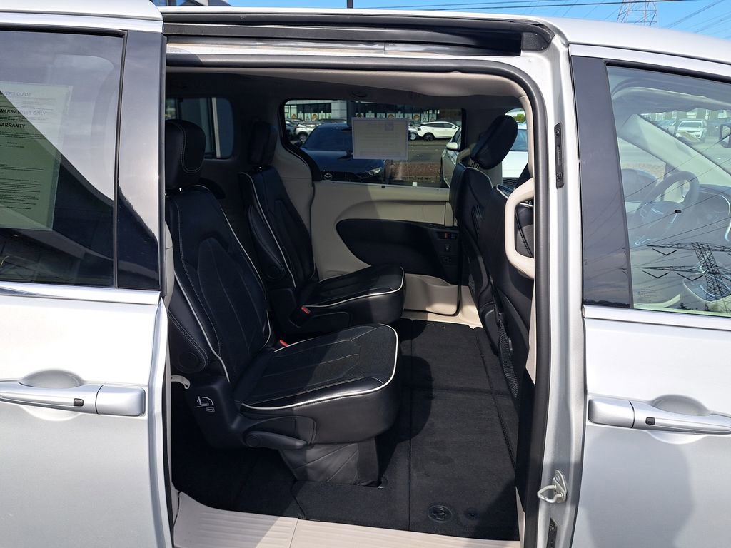 Used 2024 Chrysler Pacifica Limited FWD image 15